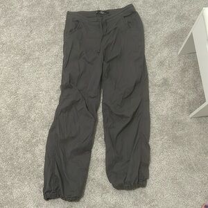 Dark grey parachute pants from Hollister in size medium